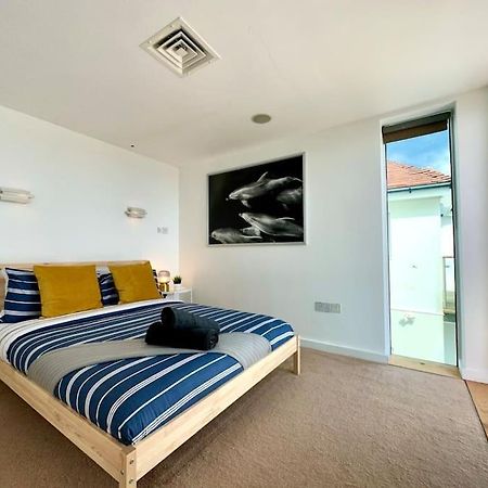 Stunning Panoramic Sea View Beach Location - Sleeps Up To 4 People - Free Parking - The Best Beach! - Great Location - Fast Wifi - Smart Tv - Newly Decorated - Sleeps Up To 4! Close To Bournemouth & Poole Town Centre & Sandbanks Luaran gambar