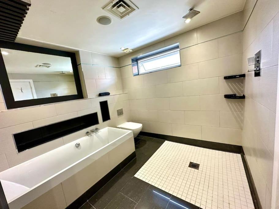 Stunning Panoramic Sea View Beach Location - Sleeps Up To 4 People - Free Parking - The Best Beach! - Great Location - Fast Wifi - Smart Tv - Newly Decorated - Sleeps Up To 4! Close To Bournemouth & Poole Town Centre & Sandbanks Luaran gambar