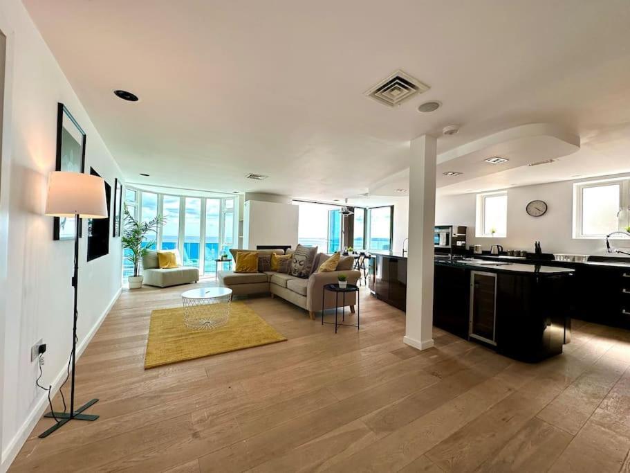 Stunning Panoramic Sea View Beach Location - Sleeps Up To 4 People - Free Parking - The Best Beach! - Great Location - Fast Wifi - Smart Tv - Newly Decorated - Sleeps Up To 4! Close To Bournemouth & Poole Town Centre & Sandbanks Luaran gambar