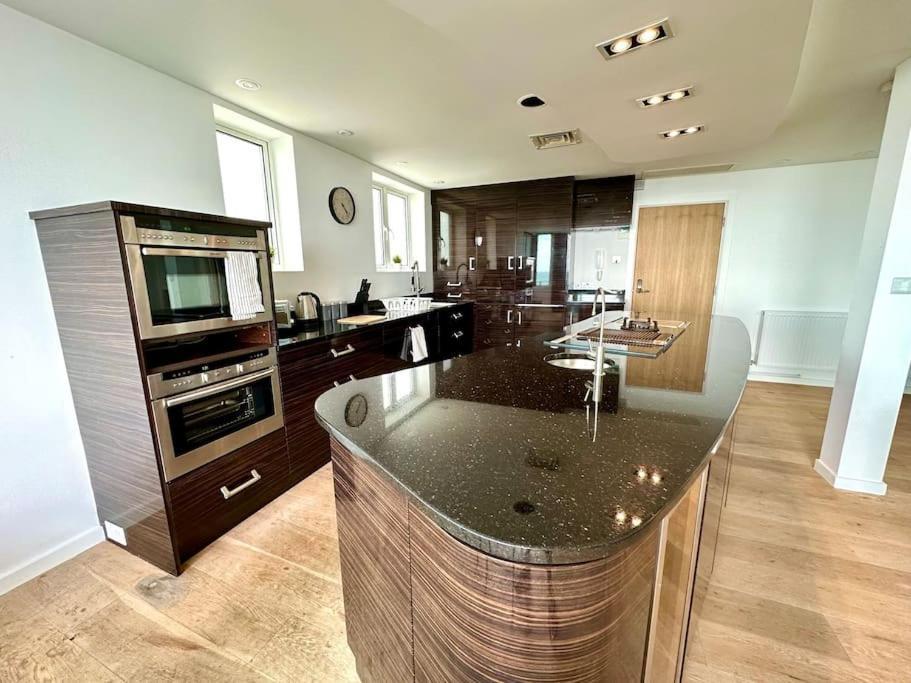 Stunning Panoramic Sea View Beach Location - Sleeps Up To 4 People - Free Parking - The Best Beach! - Great Location - Fast Wifi - Smart Tv - Newly Decorated - Sleeps Up To 4! Close To Bournemouth & Poole Town Centre & Sandbanks Luaran gambar