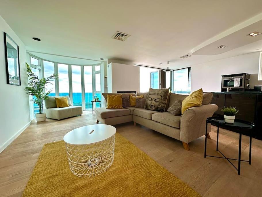Stunning Panoramic Sea View Beach Location - Sleeps Up To 4 People - Free Parking - The Best Beach! - Great Location - Fast Wifi - Smart Tv - Newly Decorated - Sleeps Up To 4! Close To Bournemouth & Poole Town Centre & Sandbanks Luaran gambar
