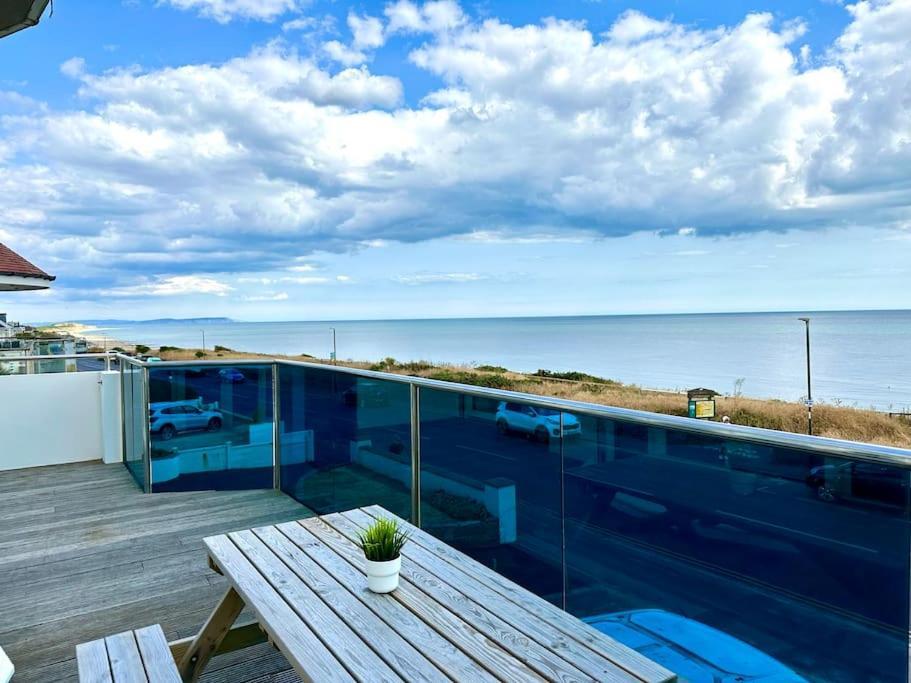 Stunning Panoramic Sea View Beach Location - Sleeps Up To 4 People - Free Parking - The Best Beach! - Great Location - Fast Wifi - Smart Tv - Newly Decorated - Sleeps Up To 4! Close To Bournemouth & Poole Town Centre & Sandbanks Luaran gambar