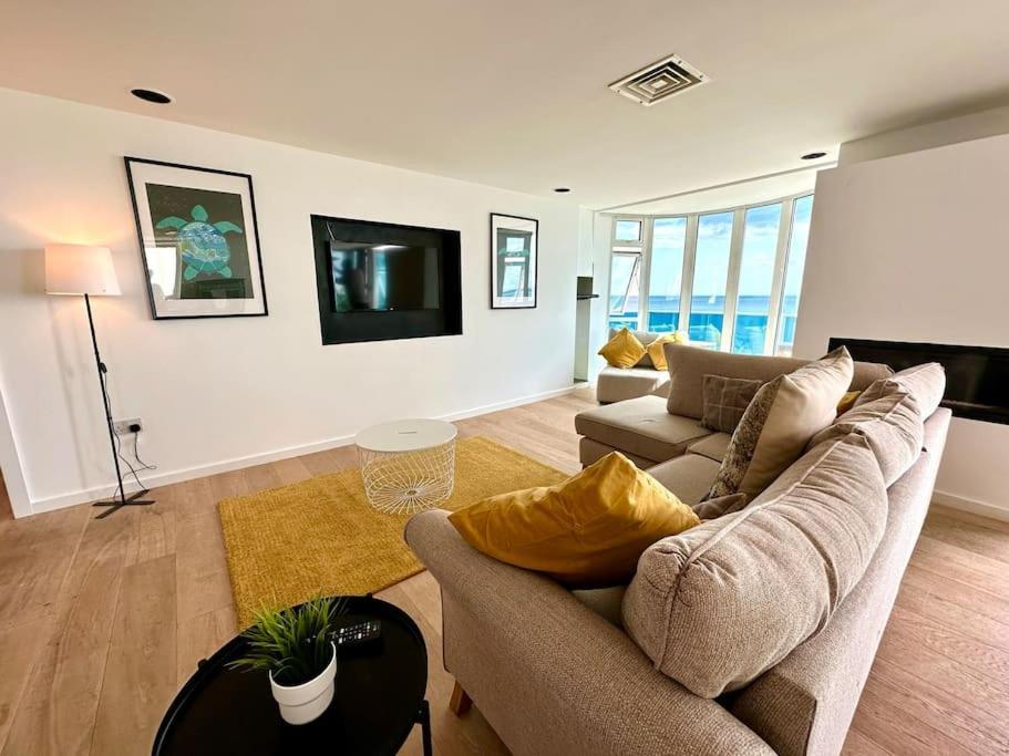 Stunning Panoramic Sea View Beach Location - Sleeps Up To 4 People - Free Parking - The Best Beach! - Great Location - Fast Wifi - Smart Tv - Newly Decorated - Sleeps Up To 4! Close To Bournemouth & Poole Town Centre & Sandbanks Luaran gambar