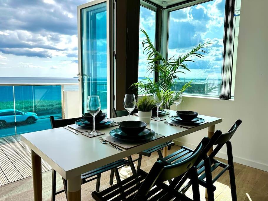 Stunning Panoramic Sea View Beach Location - Sleeps Up To 4 People - Free Parking - The Best Beach! - Great Location - Fast Wifi - Smart Tv - Newly Decorated - Sleeps Up To 4! Close To Bournemouth & Poole Town Centre & Sandbanks Luaran gambar