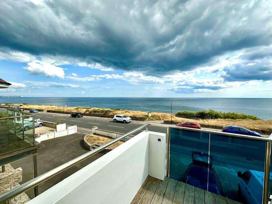 Stunning Panoramic Sea View Beach Location - Sleeps Up To 4 People - Free Parking - The Best Beach! - Great Location - Fast Wifi - Smart Tv - Newly Decorated - Sleeps Up To 4! Close To Bournemouth & Poole Town Centre & Sandbanks Luaran gambar