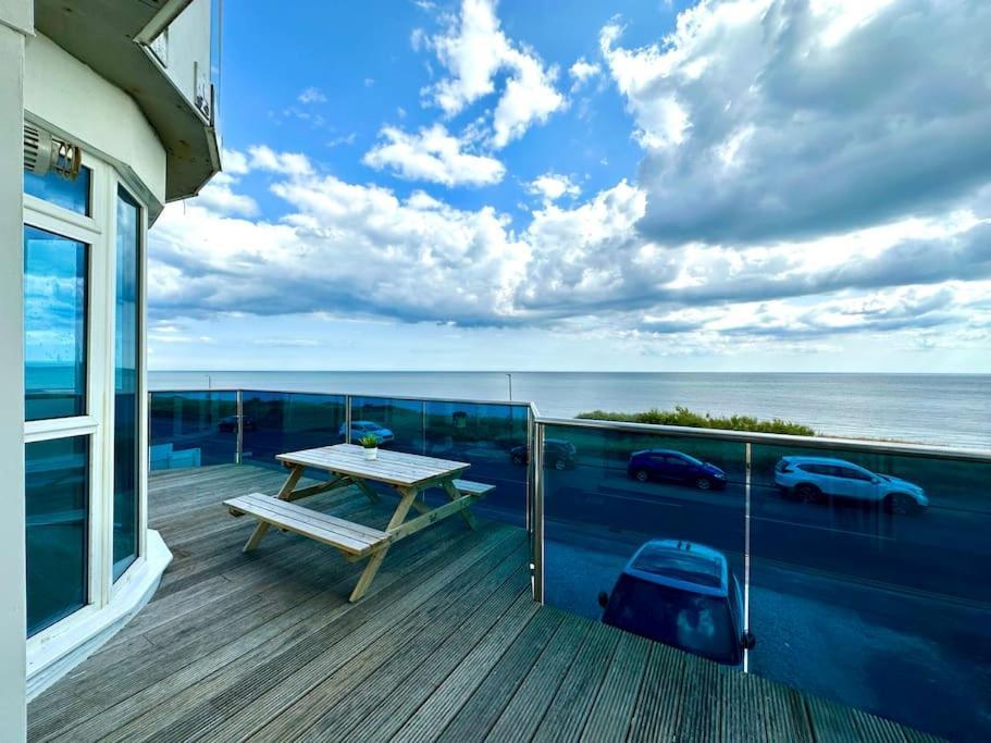 Stunning Panoramic Sea View Beach Location - Sleeps Up To 4 People - Free Parking - The Best Beach! - Great Location - Fast Wifi - Smart Tv - Newly Decorated - Sleeps Up To 4! Close To Bournemouth & Poole Town Centre & Sandbanks Luaran gambar