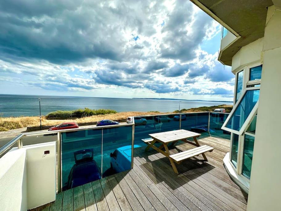 Stunning Panoramic Sea View Beach Location - Sleeps Up To 4 People - Free Parking - The Best Beach! - Great Location - Fast Wifi - Smart Tv - Newly Decorated - Sleeps Up To 4! Close To Bournemouth & Poole Town Centre & Sandbanks Luaran gambar