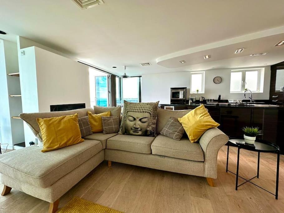 Stunning Panoramic Sea View Beach Location - Sleeps Up To 4 People - Free Parking - The Best Beach! - Great Location - Fast Wifi - Smart Tv - Newly Decorated - Sleeps Up To 4! Close To Bournemouth & Poole Town Centre & Sandbanks Luaran gambar