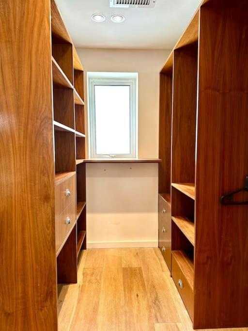 Stunning Panoramic Sea View Beach Location - Sleeps Up To 4 People - Free Parking - The Best Beach! - Great Location - Fast Wifi - Smart Tv - Newly Decorated - Sleeps Up To 4! Close To Bournemouth & Poole Town Centre & Sandbanks Luaran gambar