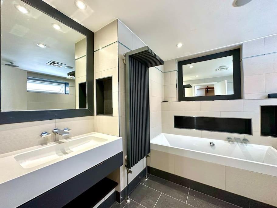 Stunning Panoramic Sea View Beach Location - Sleeps Up To 4 People - Free Parking - The Best Beach! - Great Location - Fast Wifi - Smart Tv - Newly Decorated - Sleeps Up To 4! Close To Bournemouth & Poole Town Centre & Sandbanks Luaran gambar