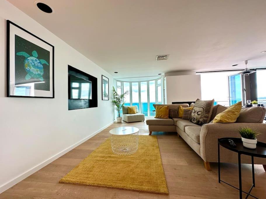Stunning Panoramic Sea View Beach Location - Sleeps Up To 4 People - Free Parking - The Best Beach! - Great Location - Fast Wifi - Smart Tv - Newly Decorated - Sleeps Up To 4! Close To Bournemouth & Poole Town Centre & Sandbanks Luaran gambar