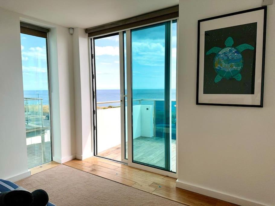 Stunning Panoramic Sea View Beach Location - Sleeps Up To 4 People - Free Parking - The Best Beach! - Great Location - Fast Wifi - Smart Tv - Newly Decorated - Sleeps Up To 4! Close To Bournemouth & Poole Town Centre & Sandbanks Luaran gambar