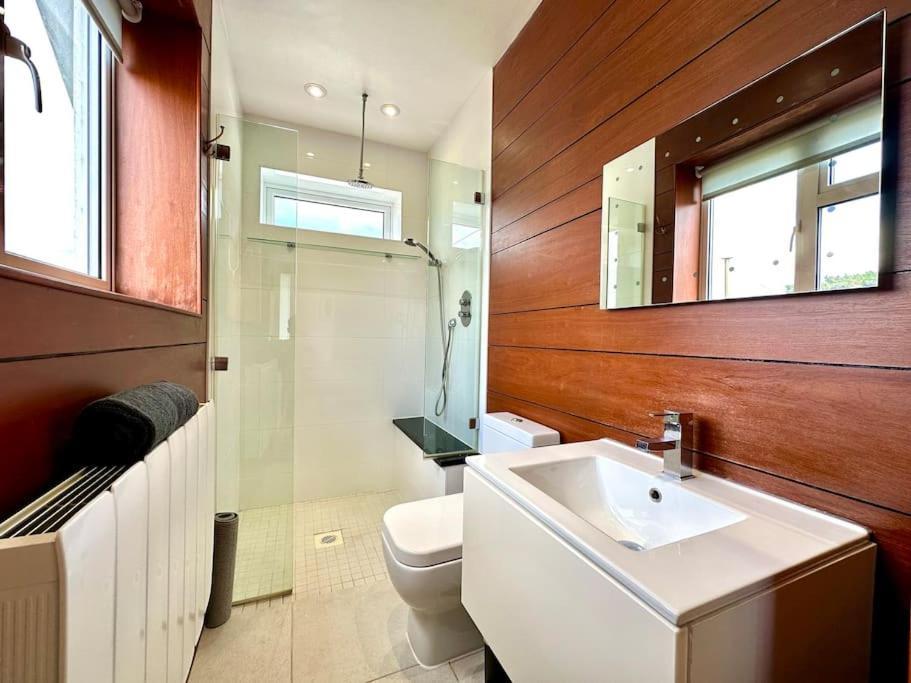 Stunning Panoramic Sea View Beach Location - Sleeps Up To 4 People - Free Parking - The Best Beach! - Great Location - Fast Wifi - Smart Tv - Newly Decorated - Sleeps Up To 4! Close To Bournemouth & Poole Town Centre & Sandbanks Luaran gambar