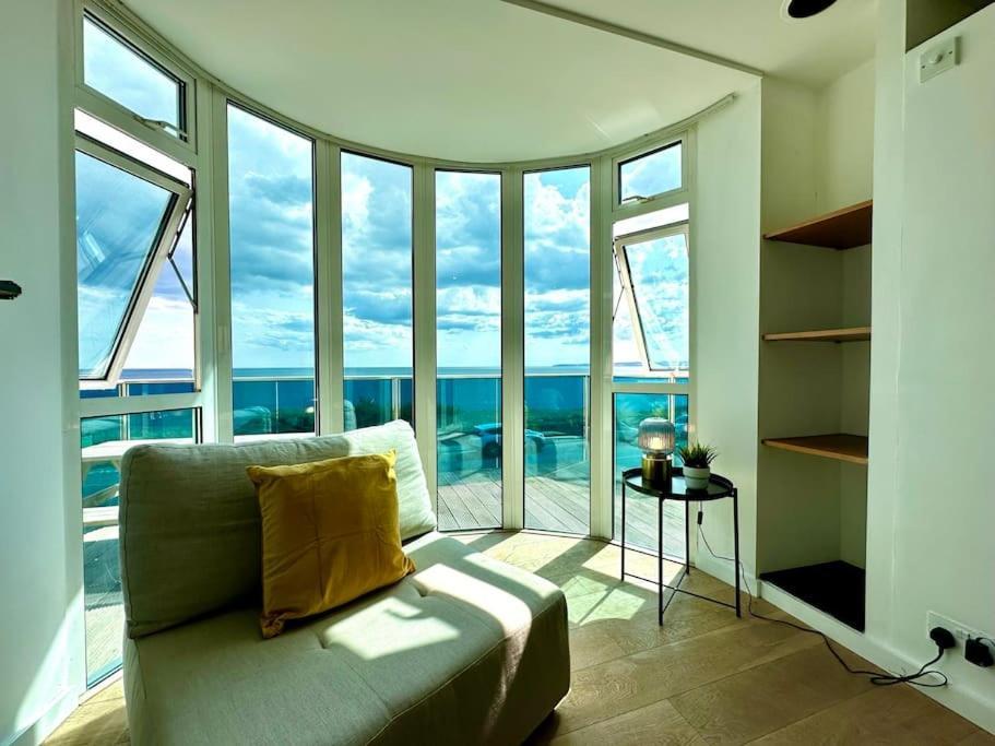 Stunning Panoramic Sea View Beach Location - Sleeps Up To 4 People - Free Parking - The Best Beach! - Great Location - Fast Wifi - Smart Tv - Newly Decorated - Sleeps Up To 4! Close To Bournemouth & Poole Town Centre & Sandbanks Luaran gambar