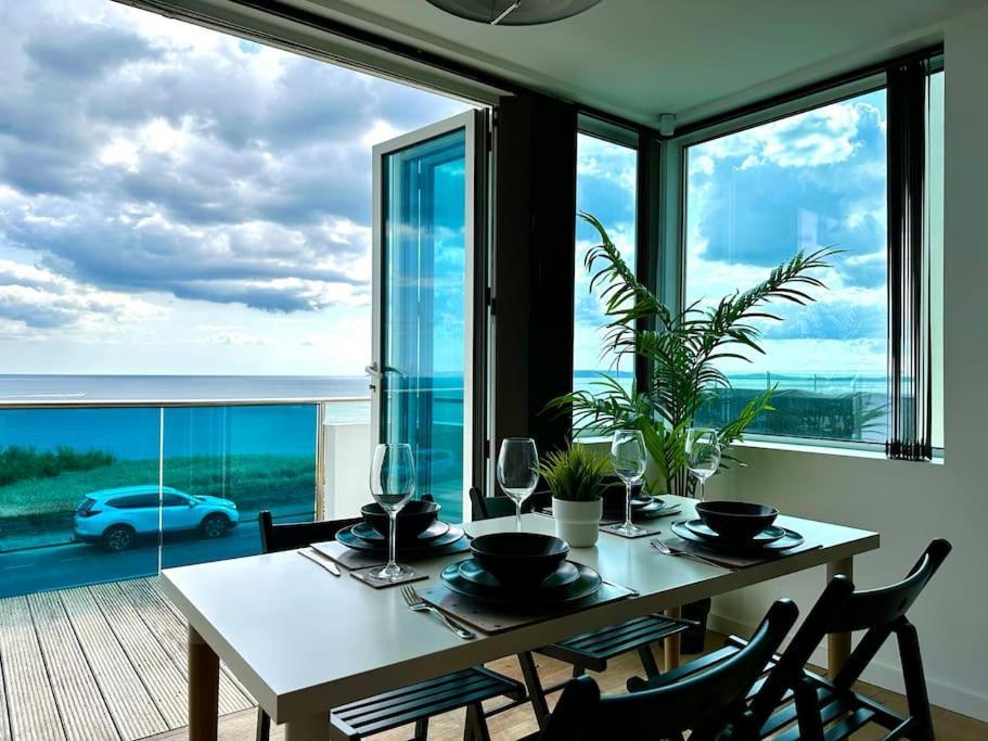 Stunning Panoramic Sea View Beach Location - Sleeps Up To 4 People - Free Parking - The Best Beach! - Great Location - Fast Wifi - Smart Tv - Newly Decorated - Sleeps Up To 4! Close To Bournemouth & Poole Town Centre & Sandbanks Luaran gambar